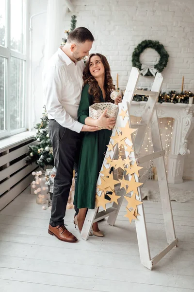 Gyönyörű Fiatal Pár Szerelmes Szórakozás Miközben Ünnepli Karácsonyt Otthon Díszítő — Stock Fotó
