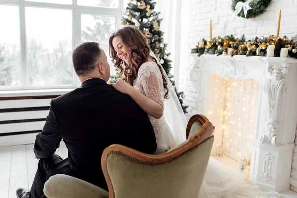 Fiatal Pár Szerelmes Menyasszony Vőlegény Pózol Stúdióban Háttérben Díszített Karácsonyfa — Stock Fotó