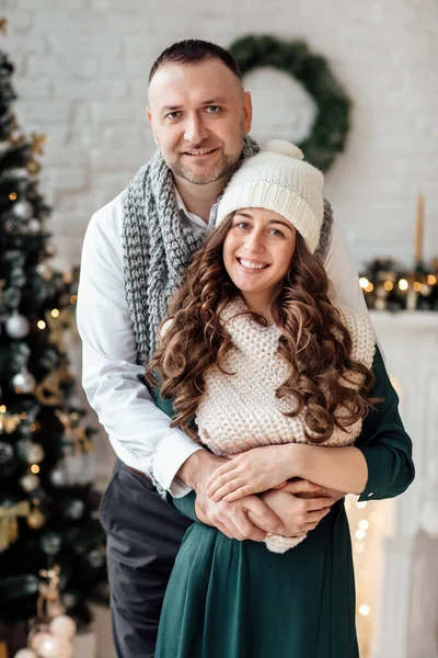 Comemorando Natal Juntos Casal Jovem Roupas Férias Abraçando Perto Árvore — Fotografia de Stock