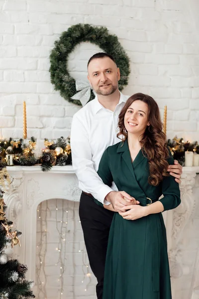 Gemeinsam Weihnachten Feiern Junges Paar Feiertagskleidung Umarmt Sich Neben Dem — Stockfoto