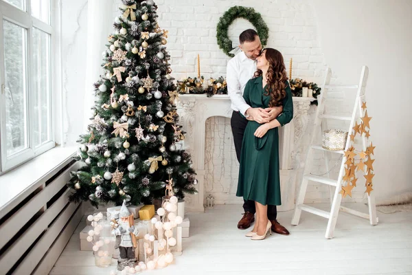 Fête Noël Ensemble Jeune Couple Vêtements Vacances Étreignant Près Sapin — Photo