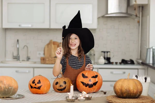 Счастливого Хэллоуина Милая Маленькая Девочка Костюме Ведьмы Вырезанной Тыквой Счастливая — стоковое фото