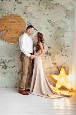 Genç evli bir çiftin stüdyosunda fotoğraf çekimi. Şenlik elbiseli bir kızla birlikte bir adam Noel 'i kutluyor. Yeni yılın aşk hikayesi. Yeni yıl konsepti. Sevgililer Günü.