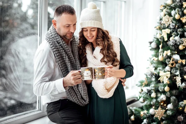 Natale Con Amore Casa Giovane Coppia Abiti Caldi Possesso Tazze — Foto Stock