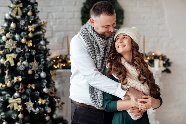 Comemorando Natal Juntos Casal Jovem Roupas Férias Abraçando Perto Árvore — Fotografia de Stock