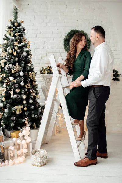 Belo Jovem Casal Apaixonado Divertindo Enquanto Celebra Natal Casa Decorando — Fotografia de Stock