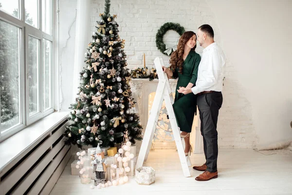 Beau Jeune Couple Amoureux Amuser Tout Célébrant Noël Maison Décorer — Photo