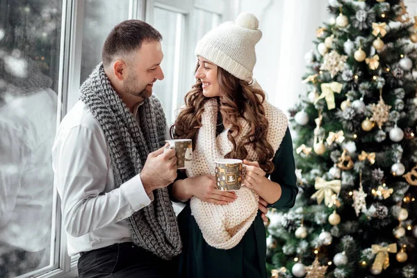 Noël Amour Maison Jeune Couple Vêtements Chauds Tient Tasses Parler — Photo