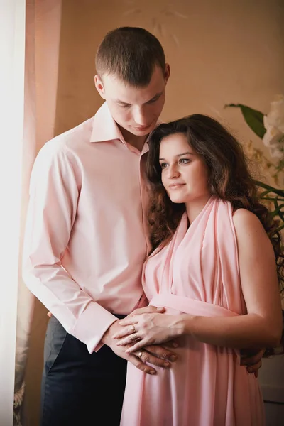 Mulher Grávida Homem Braços Posando Interior Clássico Esperando Bebê Gravidez — Fotografia de Stock