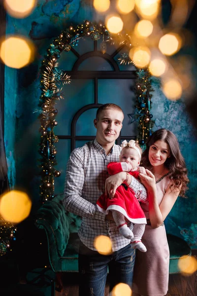 Familie Mit Einem Kleinen Mädchen Studio Für Das Neue Jahr — Stockfoto