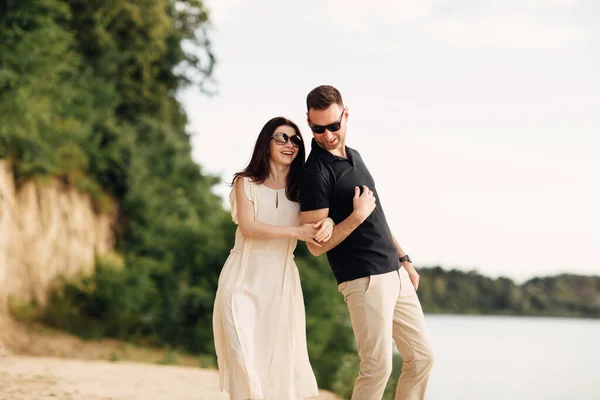 Felices Amantes Playa Cerca Del Lago Pareja Joven Está Cogida —  Fotos de Stock