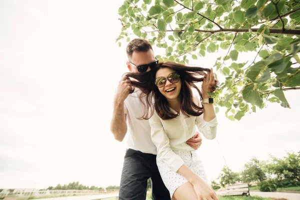 Tatil Tatil Aşk Arkadaşlık Kavramı Güneş Gözlüklü Gülen Bir Çift — Stok fotoğraf