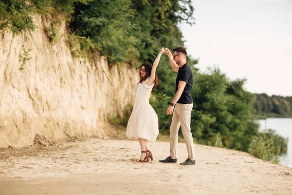 Pareja Joven Bailando Playa Día Soleado Feliz Pareja Romántica Disfrutando — Foto de Stock