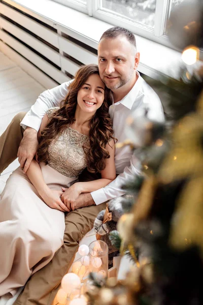 Couple Amoureux Dans Des Vêtements Fête Assis Câlins Près Grande — Photo