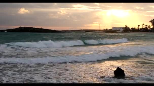 Wspaniały Wschód Słońca Nad Tropikalną Plażą Żółte Słońce Nad Morzem — Wideo stockowe