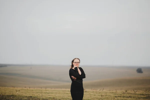 Jong Meisje Jaar Oud Bril Een Zwarte Jurk Poseren Een — Stockfoto