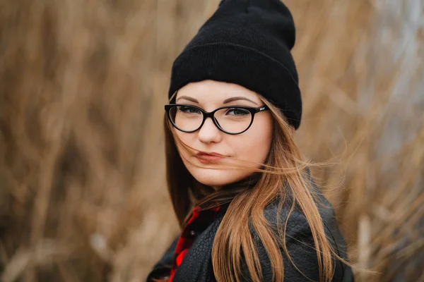 Portret Van Een Mooi Jong Meisje Bij Het Meer Het — Stockfoto