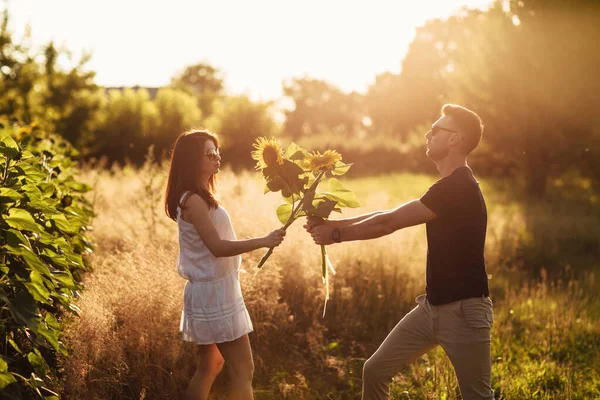 Hermosa Pareja Divirtiéndose Campo Girasoles Hombre Una Mujer Enamorados Caminan — Foto de Stock