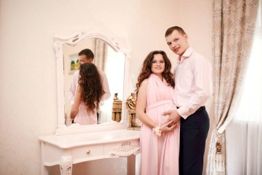 Genç çift birlikte bebek bekliyor. Hamile bir çift için romantik bir an. Aile Planlama Derneği. Hamilelik, annelik, hazırlık ve beklenti..