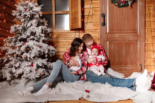 Glückliche Familie Heiligabend Zusammen Sitzen Neben Geschmückten Baum Wohnzimmer Hause — Stockfoto