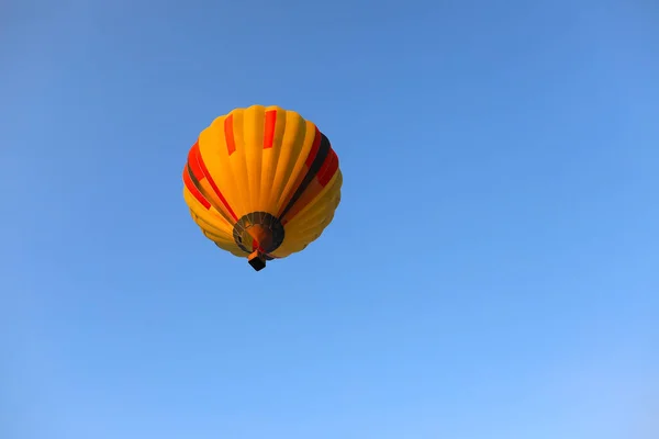 Inspiracja Lub Tło Podróży Kolorowy Balon Gorące Powietrze Niebieskim Niebie — Zdjęcie stockowe