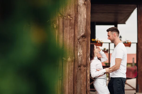 Verliebtes Paar Spaziert Einem Sommertag Der Nähe Einer Großen Holzmühle — Stockfoto
