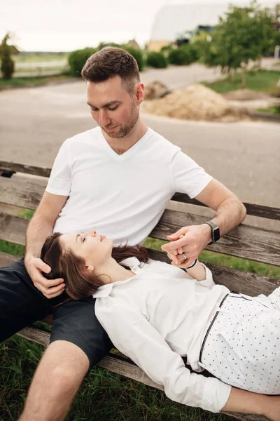 Pareja Joven Que Disfruta Del Tiempo Juntos Mujer Acostada Sobre —  Fotos de Stock