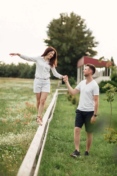 Hermosa Pareja Joven Abrazos Divertirse Aire Libre Parque Cálido Día —  Fotos de Stock