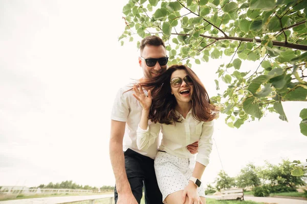 Urlaub Urlaub Liebe Und Freundschaft Konzept Lächelndes Paar Mit Sonnenbrille — Stockfoto
