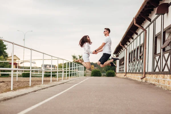 Gelukkige Jonge Man Vrouw Springen Plezier Hebben Buiten Een Warme — Stockfoto