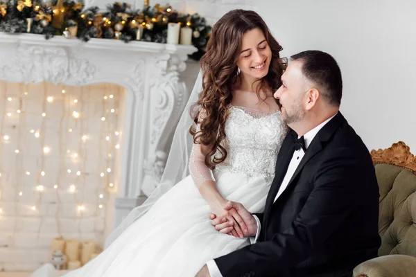 Giovane Coppia Innamorata Sposa Sposo Posa Studio Sfondo Decorato Con — Foto Stock