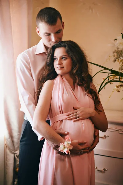 Marido Abraza Tiernamente Esposa Embarazada Esperando Bebé — Foto de Stock