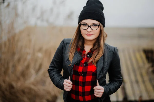 Portret Van Een Mooi Jong Meisje Bij Het Meer Het — Stockfoto