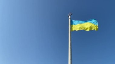 Ukrayna ulusal bayrağı mavi gökyüzüne karşı rüzgarda dalgalanıyor. Ulusal Bayram Bağımsızlık, Bayrak, Anayasa Günü 'nde büyük sarı vatansever Ukrayna bayrağı.