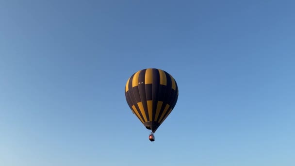 Skhidnytsia, Ukrajina - 9. října 2020: Festival balónů. Barevný horkovzdušný balón letí za slunečného rána. Manévrovatelný let. Cestování, dobrodružství, festival. — Stock video