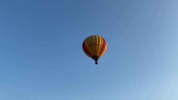 Skhidnytsia, Ukrajina - 9. října 2020: Festival balónů. Barevný horkovzdušný balón letí za slunečného rána. Manévrovatelný let. Cestování, dobrodružství, festival. — Stock video