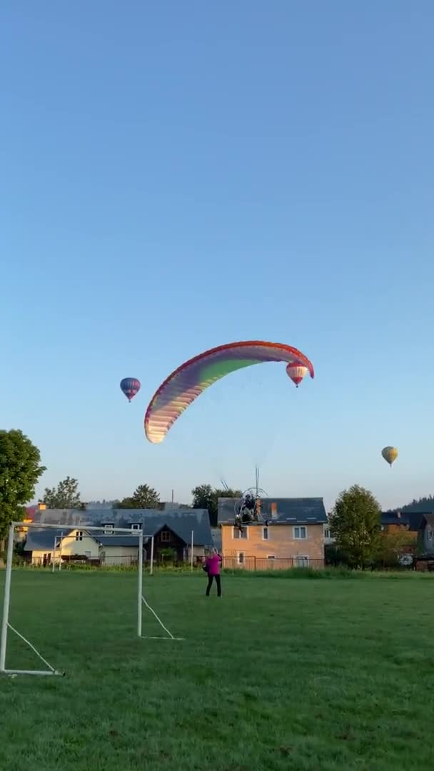 Aerochute w powietrzu ekstremalne latanie na tle spadochronu wschodu słońca z śmigła. Festiwal balonów powietrznych. — Wideo stockowe
