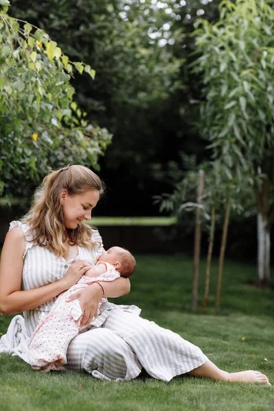 Mutter Hält Ihr Kleines Mädchen Einem Sommertag Freien Sommerliche Familienzeit — Stockfoto