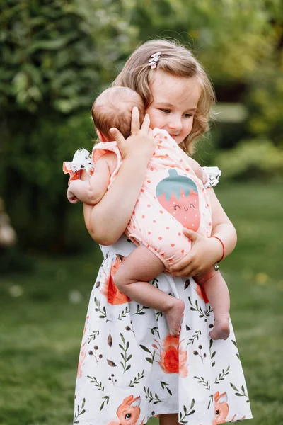 Little Cute Girl Holding Newborn Sister Her Arms Spending Happy — Stock Photo, Image
