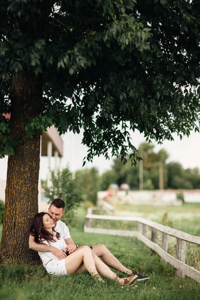 Cuplu Tânăr Relaxează Sub Copac Parc Ziua Însorită Cuplu Fericit — Fotografie, imagine de stoc