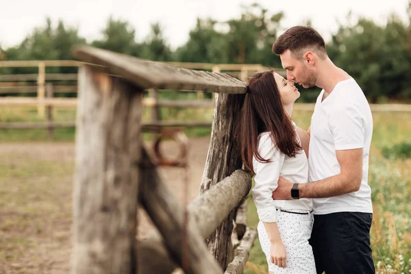 Coppia Felice Bacia Vicino Alla Recinzione Legno Giovane Uomo Donna — Foto Stock