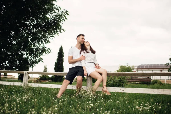 Kochająca Się Para Siedzi Letnim Parku Białym Ogrodzeniu Mężczyzna Kobieta — Zdjęcie stockowe
