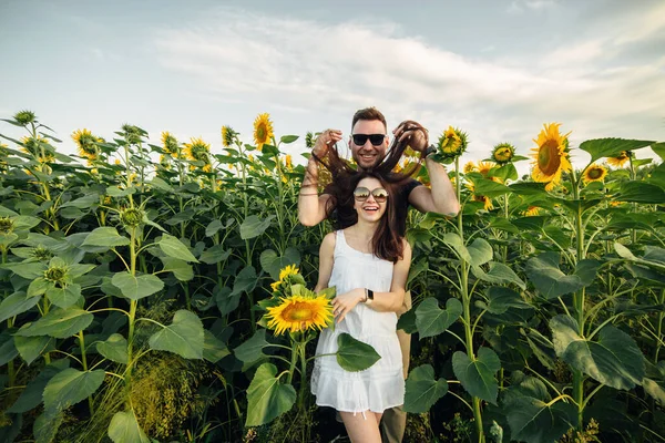 Güneş Gözlüklü Güzel Bir Çift Ayçiçeği Tarlasında Eğleniyor Aşık Bir — Stok fotoğraf