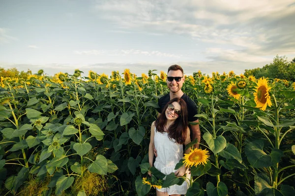 Schönes Paar Mit Sonnenbrille Das Sich Sonnenblumenfeld Amüsiert Ein Verliebter — Stockfoto