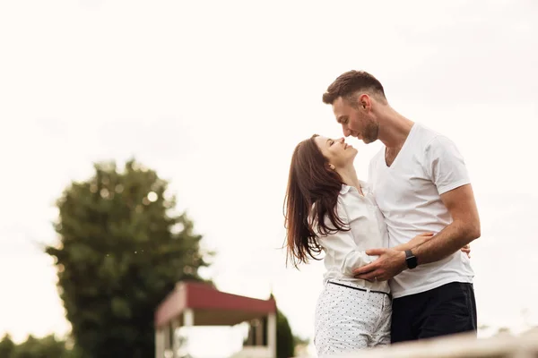 Beau Jeune Couple Embrassant Embrassant Extérieur Dans Parc Par Une — Photo