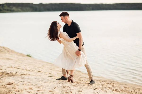Tineri Cuplu Dansând Plajă Ziua Însorită Happy Romantic Tineri Cuplu — Fotografie, imagine de stoc