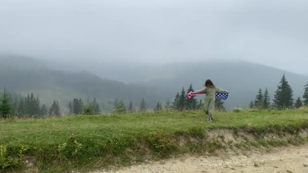 Χαρούμενο Κοριτσάκι Τρέχει Και Πηδάει Ανέμελα Ανοιχτές Αγκάλες Συννεφιασμένα Βουνά — Αρχείο Βίντεο
