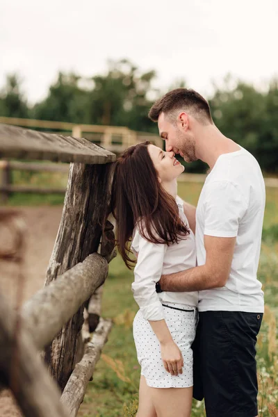 Glada Par Kysser Nära Trästaket Ung Man Och Kvinna Har — Stockfoto