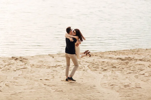 Pareja Romántica Abrazar Divertirse Aire Libre Mujer Elegante Elegante Hombre — Foto de Stock