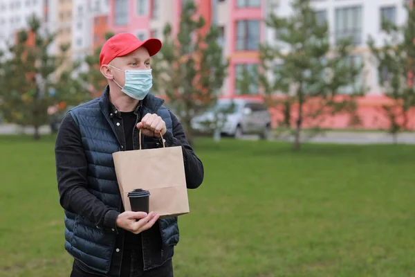 Чоловік Доставка Червоній Шапці Обличчя Медична Маска Тримає Візьміть Паперовий — стокове фото